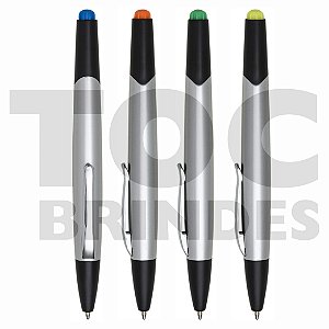 Caneta plástica com marca texto, corpo prata, tampinha preta com detalhe colorido, esferográfica azul