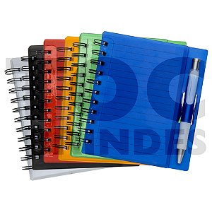 Bloco para anotações com capa plástica e caneta plástica com detalhe na mesma cor da capa