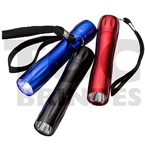 Lanterna LED, corpo em alumínio, detalhes em baixo relevo, com cordão em nylon
