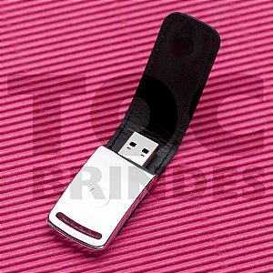 Pen drive em couro sintético preto e aço, parte vazada para argolas, imã para fechamento, com armazenamento de 4GB, 8GB, 16GB ou 32GB