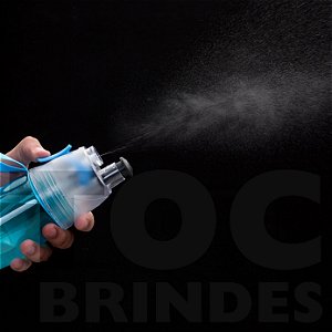 Squeeze 700ml, em plástico brilhante transparente com borrifador, tampa rosqueável e alça emborrachada