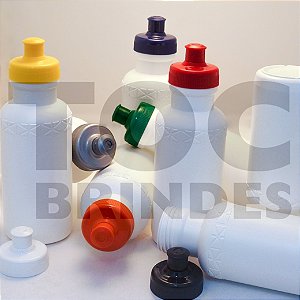 Squeeze 500ml, em plástico opaco branco, com detalhes em relevo, tampa rosqueável em diversas cores com bico em silicone