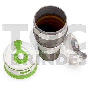 Copo 500ml, retrátil, em silicone colorido, com tampa de encaixe com abertura para o bocal e luva plástica branca