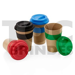 Copo 450ml, em fibra de bambu, ecológico, tampa de encaixe em silicone colorido com abertura para o bocal e luva em silicone nas mesmas cores