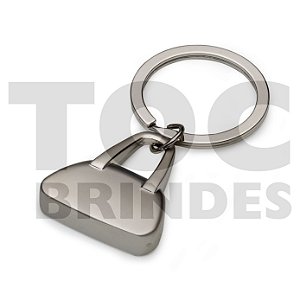 Chaveiro em aço fosco, formato de bolsa e argola alto brilho