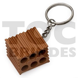 Chaveiro em plástico, formato de tijolo, possui um lado liso ideal para personalização, com correntinha e argola