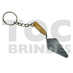 Chaveiro em aço inox e madeira, formato de colher de pedreiro, com correntinha e argola