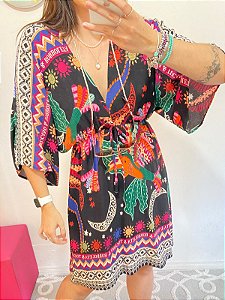 VESTIDO GOLA V ALCINHA TUCANO REMIX (ESTAMPA COMEMORATIVA)