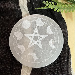 Placa de Selenita Branca com Pentagrama e Fases da Lua - 10 cm