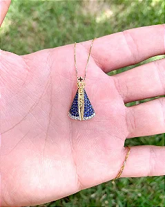 PINGENTE NOSSA SENHORA APARECIDA PEDRA DE ZIRCÔNIA 1CM (MEDIA) OURO 18K.