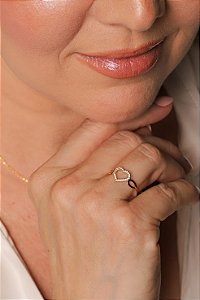ANEL CORAÇÃO VAZADO PEDRAS DE ZIRCÔNIA OURO 18K. OBS NÚMERAÇÃO DISPONIVEÍS ATÉ 24.