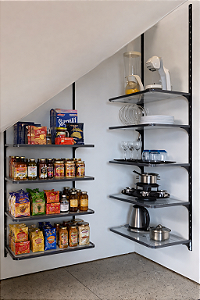 Despensa embaixo da escada