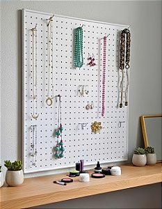 Chapa Perfurada Eucatex Pendure board Branca 61 x 68,5 cm com 9 ganchos