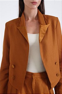 Blazer Cropped Feminino Fórum Marrom Dornê – Viscose e Linho Casual Chic