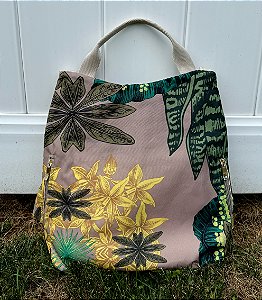 Mochila estilosa estampada com vários ziperes