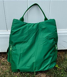 Mochila estilosa em nylon emborrachado com vários ziperes