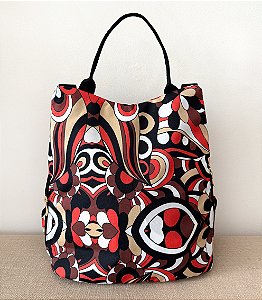 Mochila estilosa estampada com vários ziperes