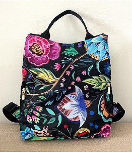 Mochila estilosa estampada com vários ziperes