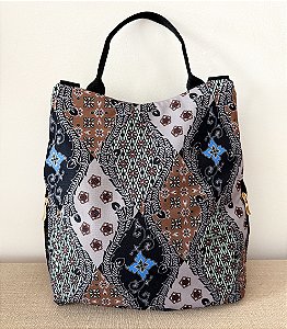 Mochila estilosa estampada com vários ziperes