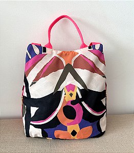 Mochila estilosa estampada com vários ziperes