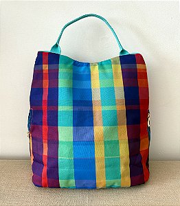 Mochila estilosa estampada com vários ziperes