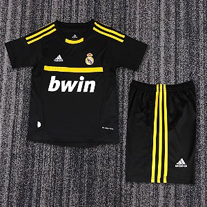 Kit Infantil Real Madrid Goleiro 2 Preto Retrô Camisa e Short 2011 / 2012