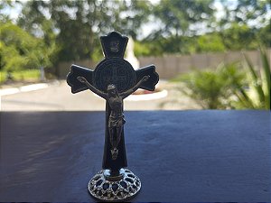 Cruz de Mesa S. Bento- fundo preto 10cm