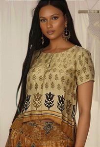 Camiseta Indiana Dalila Dourada – Tamanho M | Estilo Boho Chic
