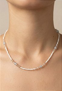 Colar Espuma do Mar – Gargantilha Delicada com Cristais e Miçangas Brancas