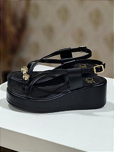 SANDALIA FEMININA PLATAFORMA PRETA TIRAS DETALHES DOURADO