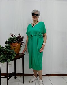 VESTIDO MIDI PLUS SIZE EM MALHA DE VISCOLYCRA VERDE ESMERALDA COM FRANZIDO E FENDA LATERAL