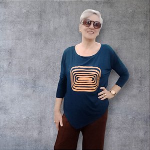 Blusa Plus Size em Viscolycra com Estampa Localizada