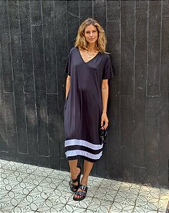 Vestido Plus Size Atemporal: Clássico Preto e Branco