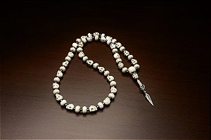 Japamala 54 Contas KAPALA e PHURBA Howlita Bege