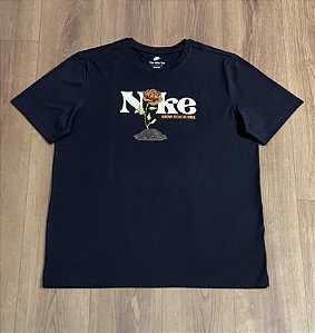 Camiseta Nike Sportswear Plant Preta