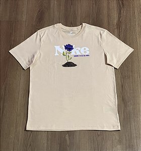 Camiseta Nike Sportswear Plant Creme