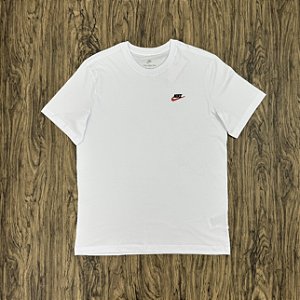 Camiseta Nike Sportswear Club Branca/Vermelho/Preto