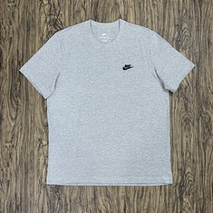 Camiseta Nike Sportswear Club Cinza