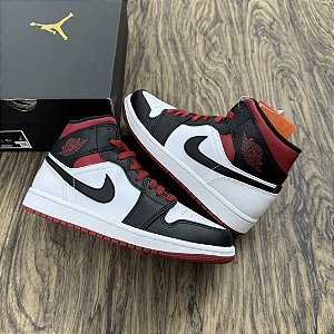 Tênis Nike Air Jordan 1 Mid Black Toe White Red