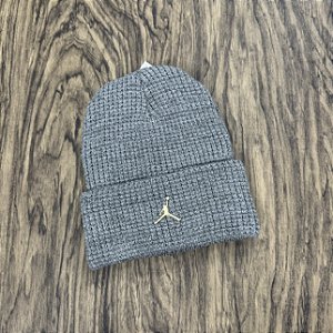 Gorro Nike Air Jordan Metal Logo Cinza