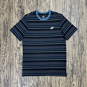 Camiseta Nike Sportswear Club Listrada Preto c/ Verde