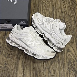 Tênis New Balance 2000 Branco com Prata