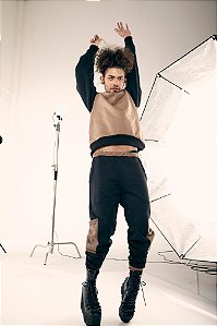 CALÇA COM BOLSO E TIRAS