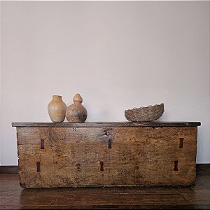 Baú Armazém de Grãos em Madeira Escura, Séc. XX - 221x60cm (L x P)