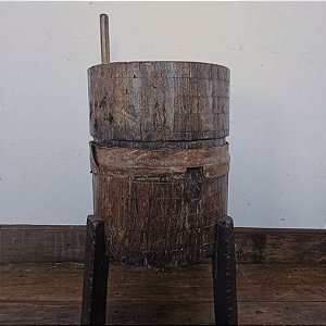 Moinho de Mão em Madeira Rústica do Séc. XX, Minas Gerais