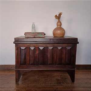 Baú Pés c/ Trabalho de Molduras Frontais e Laterais - 114x60cm (L x P)