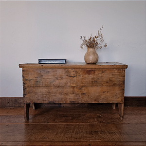 Baú Rústico Sobre Pés Trabalhados, Séc. XX - 110x39cm (L x P)