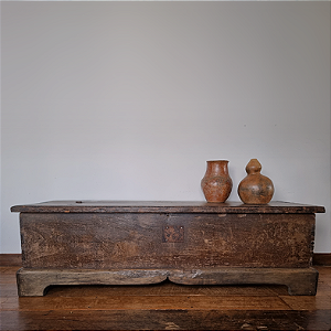 Baú c/ Saia e Interior Dividido em 2 Compartimentos - 231x71cm (L x P)