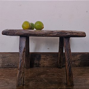 Banquinho Rústico Artesanal em Madeira – Década de 60 - (31x24x50 cm)