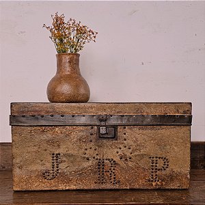Baú Antigo de Tropeiro em Couro e Madeira, Século XX - 62x31cm (L x P)